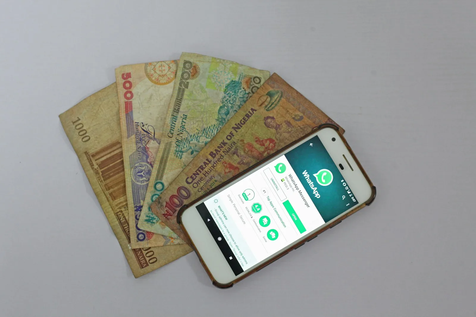 Smartphone Android blanco junto a los billetes